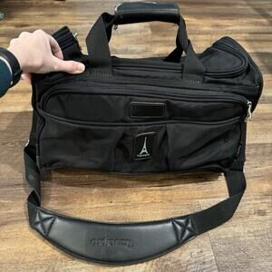 TravelPro Crew 4 Black Duffle Weekender Bag Luggage Carry On Shoulder Strap READ